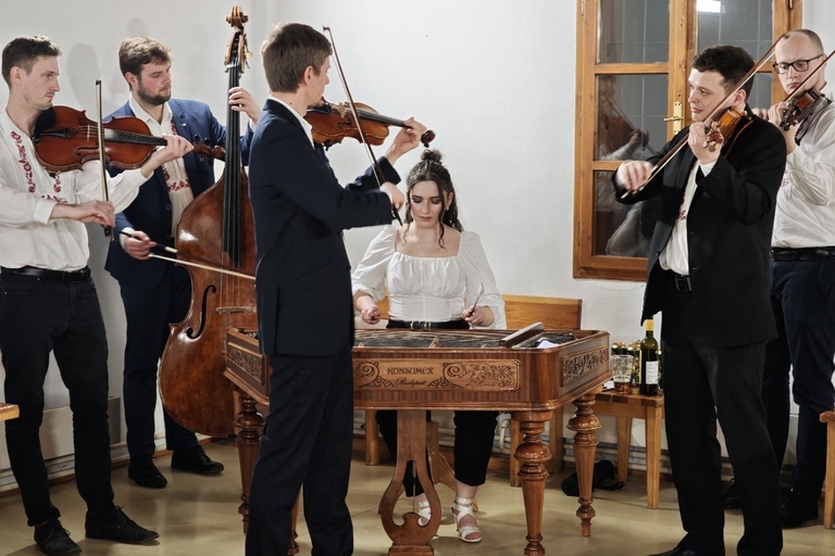 Videa a fotografie z Besedy u cimbálu